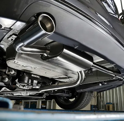 garagiste à huriel dans l'allier 03 entrain de configurez le véhicule de sa cliente